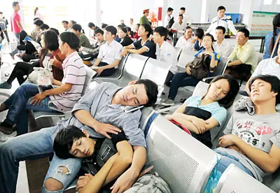 Trắng đêm săn vé tàu