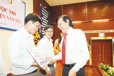 Đồng chí Nguyễn Tấn Phong, Thành ủy viên - Tổng Biên tập Báo SGGP, trao thưởng cho anh Trần Quốc Cường, tác giả bài thi đoạt giải Nhất.