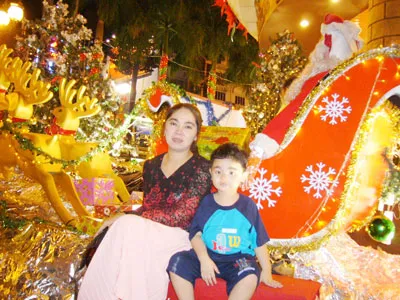 Người dân TPHCM đổ ra đường ngắm đèn, chụp hình đón Giáng sinh