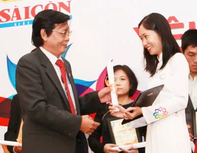 Tổng Biên tập Báo SGGP Nguyễn Tấn Phong trao giải thưởng Thương hiệu Vàng cho đại diện Nhà hàng Tự Do. Ảnh: Trần Thanh