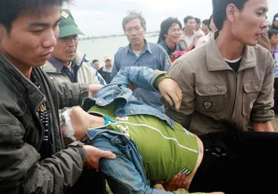 Tìm thấy 3 thi thể vụ lật đò trên sông Gianh