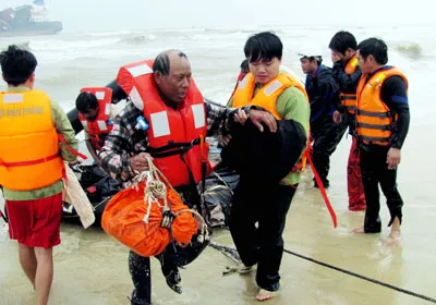 Thuyền viên đầu tiên được đưa vào bờ an toàn.