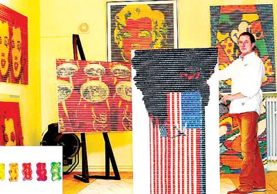 Johannes Cordes cùng các tác phẩm của mình.