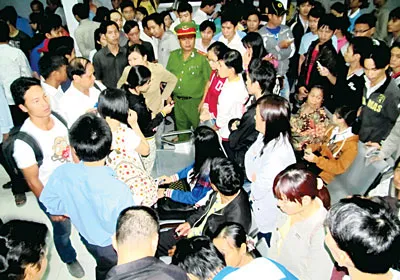 Người dân lo lắng tìm mua vé tàu Tết Quý Tỵ tại Ga Sài Gòn. Ảnh: Quốc Hùng
