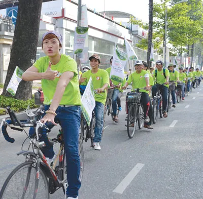 Các bạn trẻ đạp xe tuyên truyền cho Chiến dịch tiêu dùng sản phẩm xanh năm 2012.