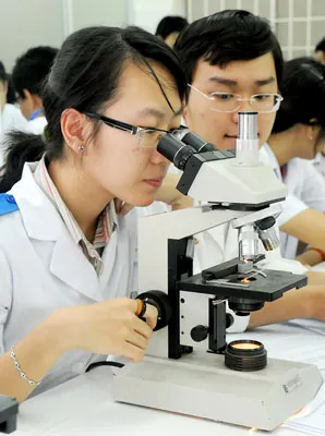 Sinh viên ĐH Y khoa Phạm Ngọc Thạch TPHCM thực hành trong Phòng Thực tập sinh lý bệnh. Ảnh: Mai Hải