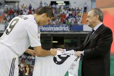 Vì sao Ronaldo từ chối hợp đồng?