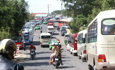 Xe du lịch đậu nối dài bên ngoài khu du lịch Thung lũng Tình yêu