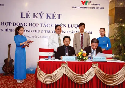 Ông Hoàng Ngọc Huấn – Tổng Giám đốc THC Việt Nam và ông Văn Công Quang – Tổng Giám đốc THC Sông Thu ký kết hợp đồng hợp tác chiến lược