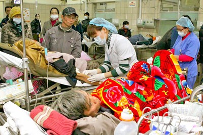 Many old people hospitalized due to cold weather (Photo: SGGP)