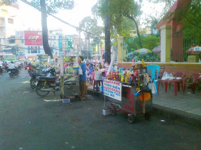 Pavement street vendors outside Hoa Binh Theater in District 10 (Photo: U. Phuong)