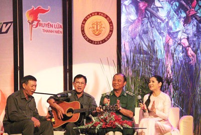 Commander Le Tan Hung and composers Le Van Loc and Nguyen Duc Trung (in soldier unniforms) sang songs on country’s history (Photo: SGGP)