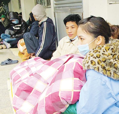 Patients wait with relatives in a corridor in Bach Mai Hospital in Hanoi (Photo: SGGP)