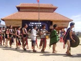 The inaugural ceremony of B’Rau communal house in Kon Tum Province (Photo: Kontum.gov.vn)