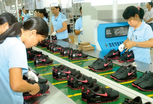 Workers are making shoes at a footwear company. (Photo: SGGP)