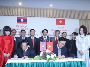 The educational leaders sign the 2013 cooperation plans (Source: VNA)