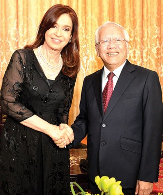 Le Hoang Quan, (R) chairman of the City People's Committee welcomes the President of Argentina, Cristina Fernandez de Kirchner, at the Reunification Palace on Saturday evening, January 19.