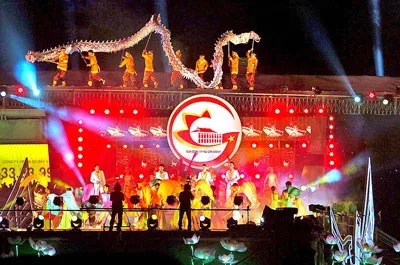 Một tiết mục nghệ thuật trong lễ hội chào năm mới 2013 tại TPHCM. Ảnh: NGUYỄN NHÂN