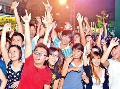 Người dân vui đón năm mới 2013 tại trung tâm TPHCM. Ảnh: VIỆT DŨNG