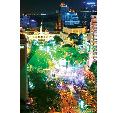 Trung tâm TPHCM rực rỡ đèn hoa chào mừng năm mới 2013. Ảnh: HUỲNG PHẠM ANH DŨNG