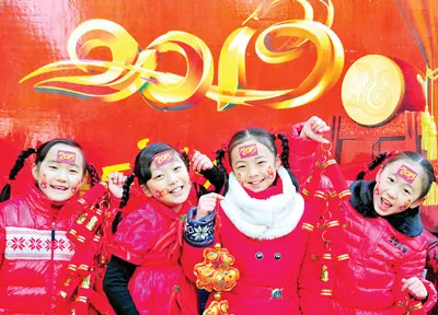 Các em học sinh Trường tiểu học TP Cửu Giang, tỉnh Giang Tây, Trung Quốc tham gia lễ đón năm mới 2013.