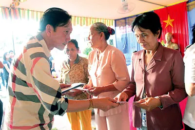 Hình ảnh quen thuộc mà 10 năm qua “thuyền trưởng” Dương Ngọc Minh vẫn duy trì đều đặn đó là tận tay trao quà tết cho các hộ dân nghèo, các Bà mẹ VNAH mỗi khi xuân về… Ảnh: Hồng Minh