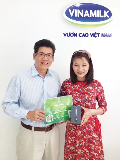 Anh Nguyễn Hồng Sinh - Giám đốc Chi nhánh Đà Nẵng của công ty Vinamilk trao thưởng iPhone 5 cho bạn Trương Thị Mỹ Dung ở Đà Nẵng