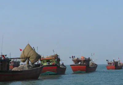 Các tàu đánh cá xếp thành hàng dài để tạo độ lặng cho công tác trục vớt Thợ lặn được thuê từ Hà Tĩnh đang tiến hành lặn ráp cáp trục vớt