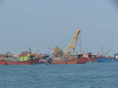 Hàng trăm người dân và bộ đội biên phòng tiến hành trục vớt tàu cá bị đắm ở Quảng Bình