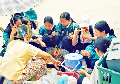 Người tiêu dùng nên cẩn trọng khi dùng thức ăn bày bán trên đường phố. Ảnh: Q. KHÁNH