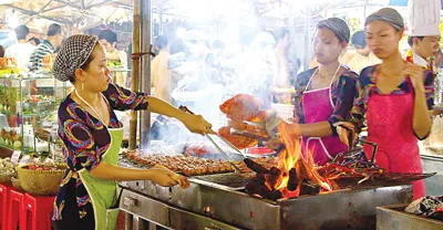 Bán hàng quán ăn đêm.