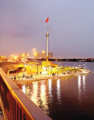 Cột cờ Thủ Ngữ lúc lên đèn.