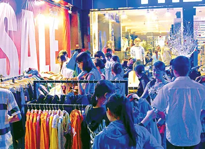 Một góc phố bán hàng giảm giá về đêm.