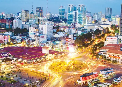 Xe cộ luôn tấp nập trước chợ Bến Thành ngay cả buổi tối.