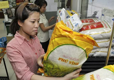 Công nhân mua hàng bình ổn giá.