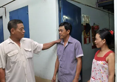 Chú Nguyễn Văn Em, chủ nhà trọ ở phường Bình Chiểu, Thủ Đức thăm hỏi công nhân ở khu nhà trọ.