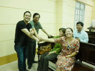 Nguyên đơn vui mừng sau khi hội đồng xét xử tuyên án