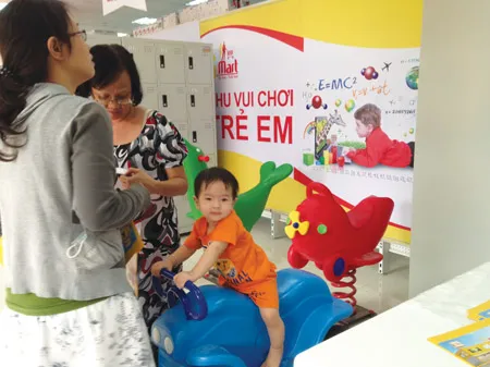 Khu vui chơi cho trẻ em và dịch vụ giữ trẻ miễn phí tại S.Mart giúp khách hàng yên tâm khi mua sắm.