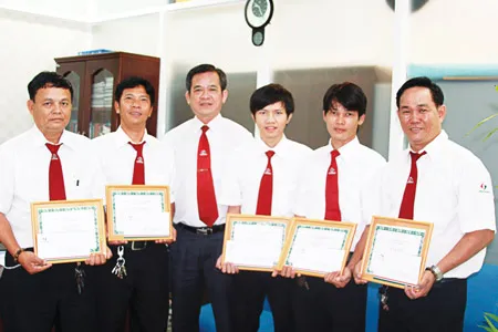 Ông Huỳnh Văn Sĩ - Phó TGĐ Vinasun Corp khen thưởng gương trung thực của lái xe Lê Hoàng Thương (bìa trái) cùng các lái xe khác