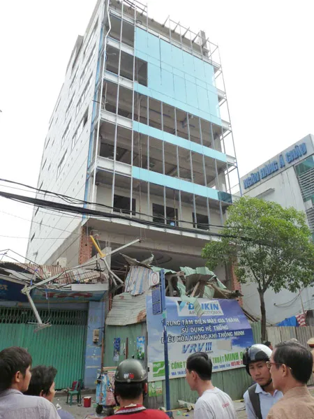 Công trình đang thi công bị sập dàn giáo