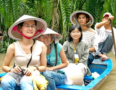 Du khách tham quan sông nước miền Tây. Ảnh: M.LONG