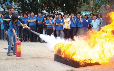 Sửa điện, tập huấn PCCC cho dân nghèo