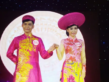 Các thí sinh thi trình diễn trang phục áo dài truyền thống