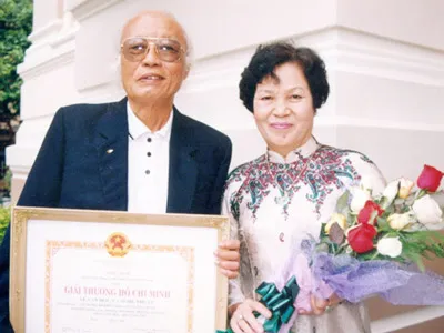 Nhạc sĩ Hoàng Hiệp và vợ tại lễ trao Giải thưởng Hồ Chí Minh về Văn học Nghệ thuật năm 2000.