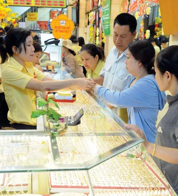 Người dân mua vàng tại tiệm vàng Mi Hồng, TPHCM. Ảnh: Kim Ngân