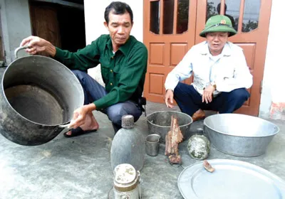 Những kỷ vật của TNXP bà con thôn Quyết Thắng còn lưu giữ. Ảnh: D.M.P.