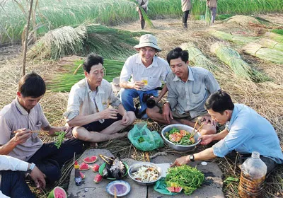 Nghỉ ngơi sau ngày làm việc mệt nhọc, nhâm nhi vài ly rượu đế kết chặt tình làng nghĩa xóm, đúng là phong vị của miền Tây sông nước mộc mạc mà chân tình.