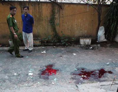 Nơi 3 nạn nhân nhảy xuống còn đọng hai vũng máu.