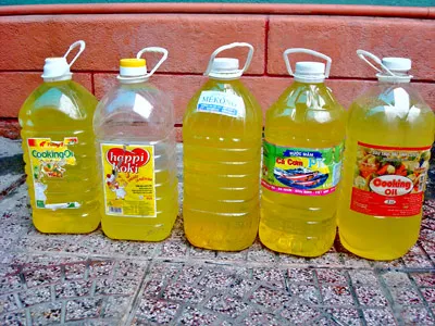 Nước rửa chén đựng trong bình nước uống, dầu ăn!