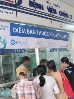 Mua thuốc tại Bệnh viện quận 2 TPHCM. Ảnh: Tg.LÂM